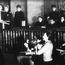Д. М. Пронічева виступає в київському суді свідком у процесі над п'ятнадцятьма співробітниками німецької поліції (24.1.1946)