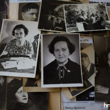 Фотографії Діни Пронічевої на столі в квартирі її сина