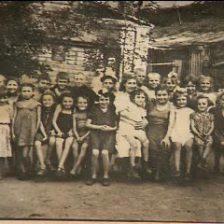 1945 рік. Фото зроблене перед переселенням до дитячого будинку. Людмила перша справа у першому ряду.