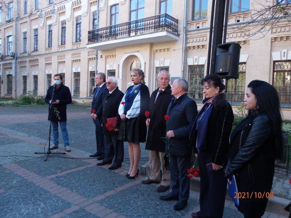 Представники КПІ та УЦВІГ під час церемонії закладення каменю спотикання Георгію Бріфу