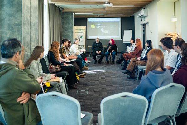Перша жива зустріч шкільних дослідницьких команд, які займаються вивченням біографій для Каменів спотикання