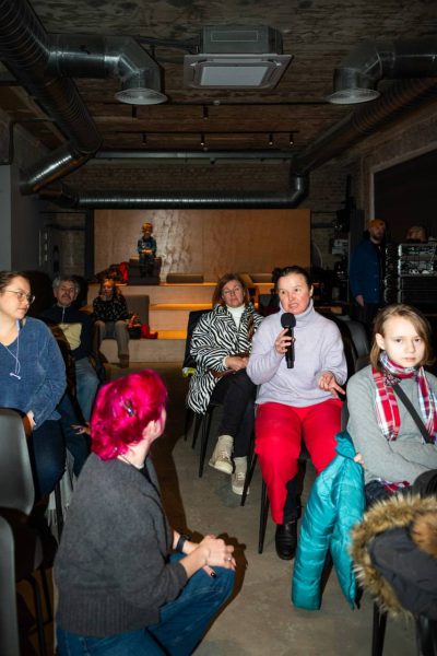 Відвідувачі зустрічі ставлять запитання